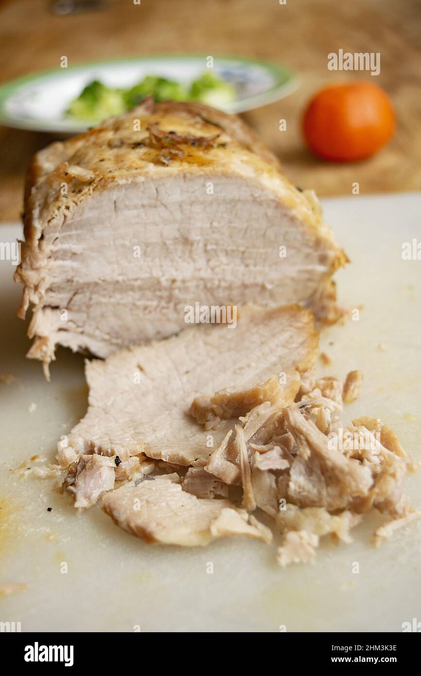 Schweinebraten, während sie in Scheiben geschnitten werden Stockfoto