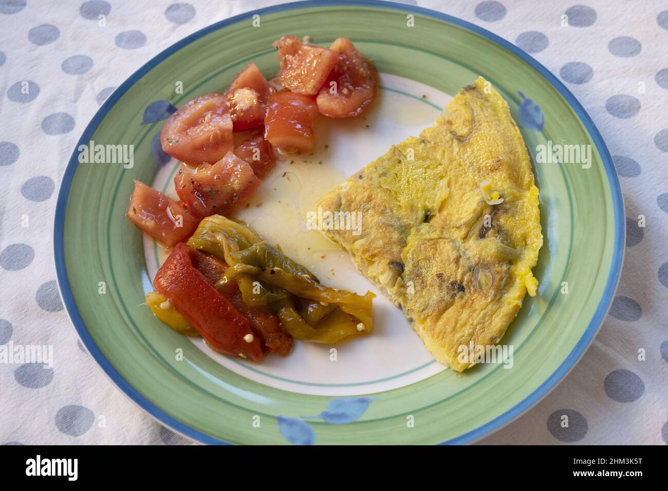 Hauptgericht mit Omelette und Gemüsebeilage Stockfoto