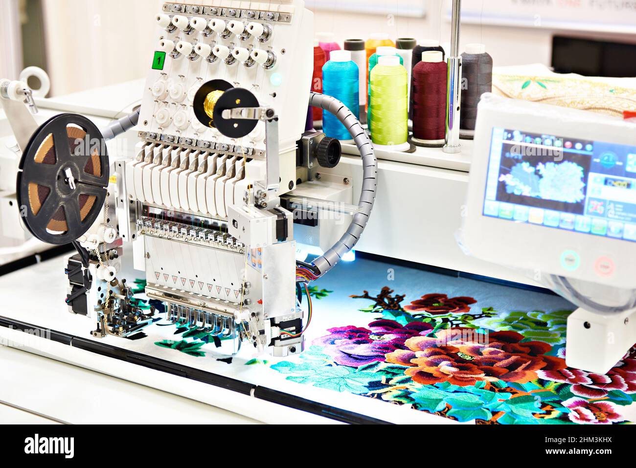 Stickerei industrielle Maschine in der Nähwerkstatt Stockfoto