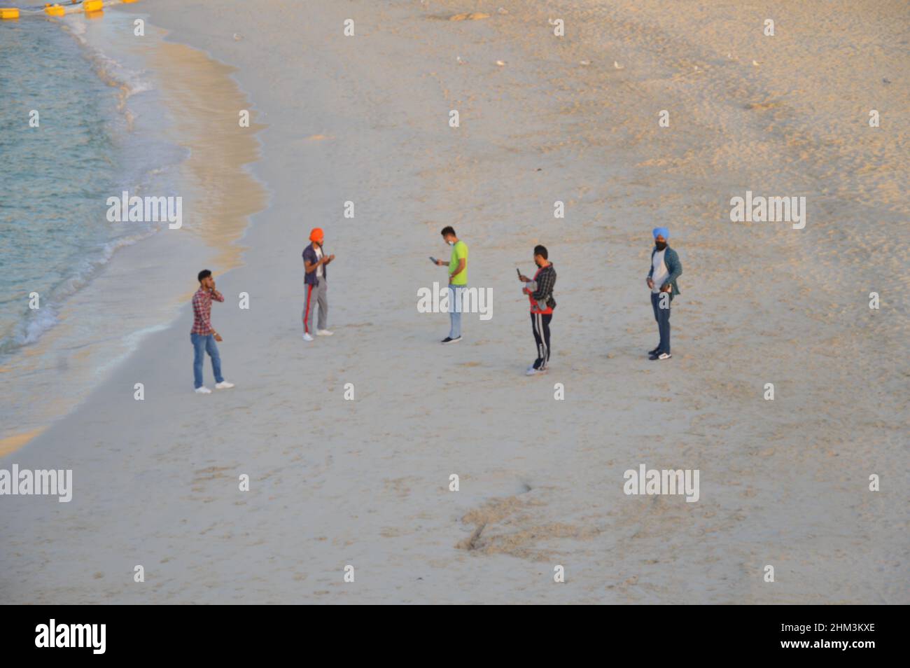 Junge Sikh-Männer im Dubai Beach JBR in Dubai, Vereinigte Arabische Emirate - 3. Februar 2022. Stockfoto