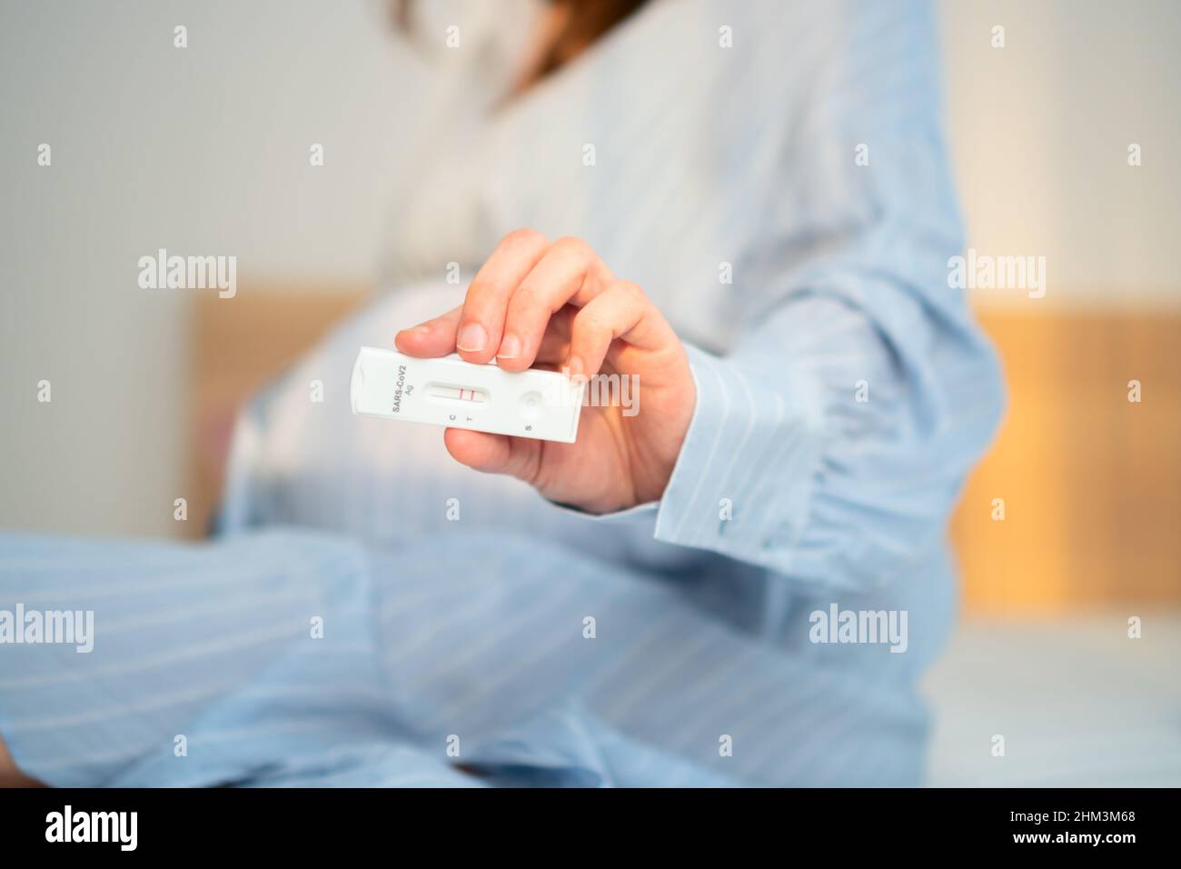 Schwanger Frau macht Test. Nahaufnahme der Finger, die den exprimieren