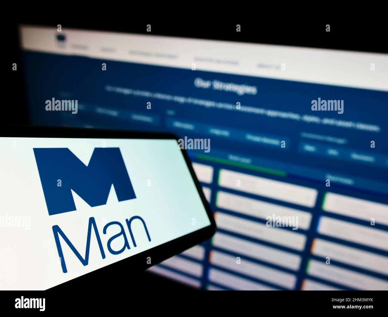Mobiltelefon mit Logo des britischen Finanzunternehmens man Group plc auf dem Bildschirm vor der Unternehmenswebsite. Konzentrieren Sie sich auf die linke Seite des Telefondisplays. Stockfoto