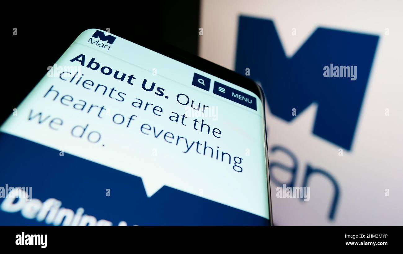 Smartphone mit Website des britischen Finanzunternehmens man Group plc auf dem Bildschirm vor dem Unternehmenslogo. Konzentrieren Sie sich auf die obere linke Seite des Telefondisplays. Stockfoto