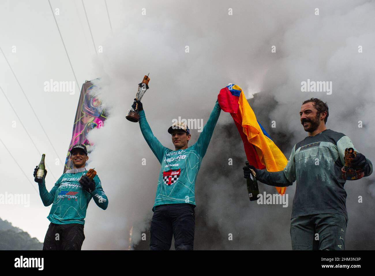Camilo Sanchez (Mitte) und Juan Velez und Marcelo Gutierrez Podium des RedBull Monserrate Cerro Abajo 2022 Downhill-Rennens im legendären Monserrate Stockfoto