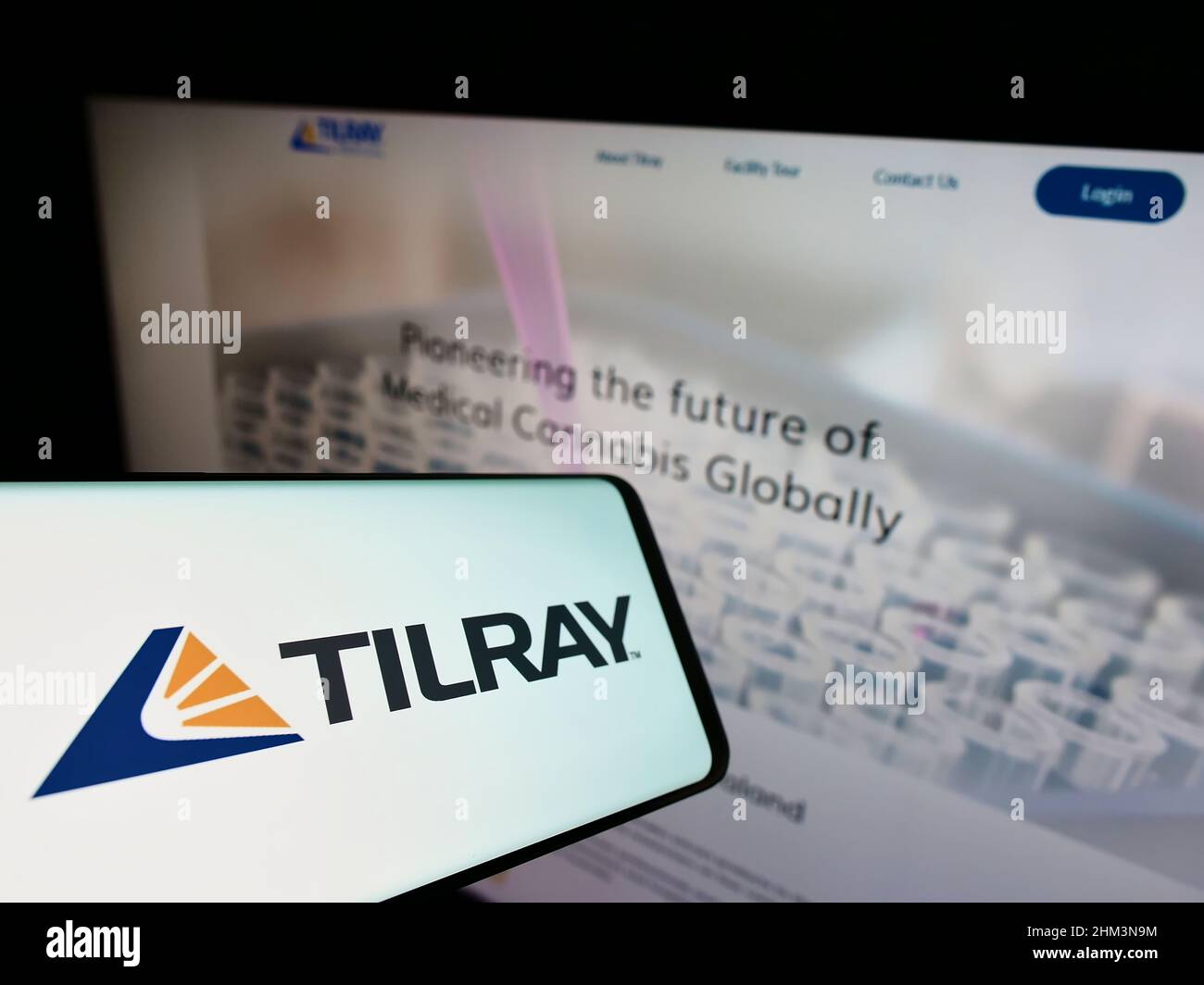 Smartphone mit Logo des kanadischen Cannabisunternehmens Tilray Inc. Auf dem Bildschirm vor der Unternehmenswebsite. Konzentrieren Sie sich auf die Mitte des Telefondisplays. Stockfoto