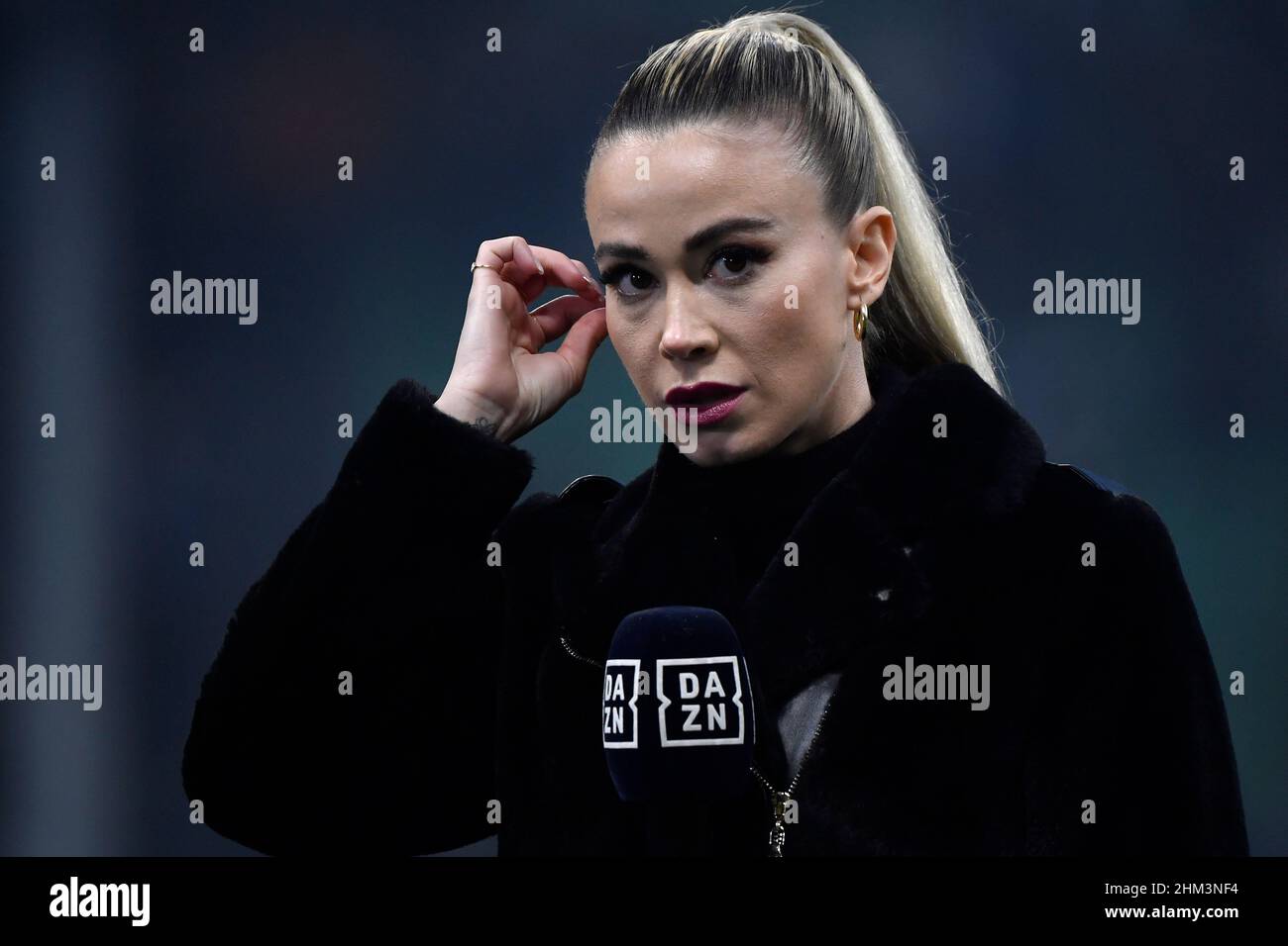 Mailand, Italien. 05th. Februar 2022. Die Journalistin von DAZN Television, Diletta Leotta, reagierte vor dem Fußballspiel der Serie A zwischen dem FC Internazionale und dem AC Mailand im San Siro-Stadion in Mailand (Italien) am 5th. Januar 2021. Foto Andrea Staccioli/Insidefoto Kredit: Insidefoto srl/Alamy Live News Stockfoto