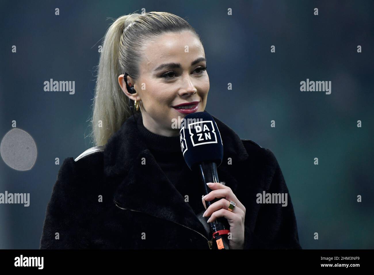 Mailand, Italien. 05th. Februar 2022. Die Journalistin von DAZN Television, Diletta Leotta, reagierte vor dem Fußballspiel der Serie A zwischen dem FC Internazionale und dem AC Mailand im San Siro-Stadion in Mailand (Italien) am 5th. Januar 2021. Foto Andrea Staccioli/Insidefoto Kredit: Insidefoto srl/Alamy Live News Stockfoto