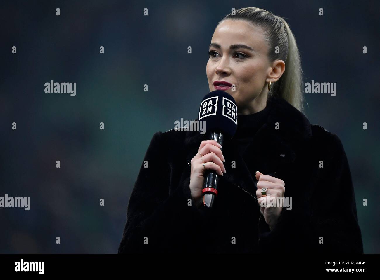 Mailand, Italien. 05th. Februar 2022. Die Journalistin von DAZN Television, Diletta Leotta, reagierte vor dem Fußballspiel der Serie A zwischen dem FC Internazionale und dem AC Mailand im San Siro-Stadion in Mailand (Italien) am 5th. Januar 2021. Foto Andrea Staccioli/Insidefoto Kredit: Insidefoto srl/Alamy Live News Stockfoto