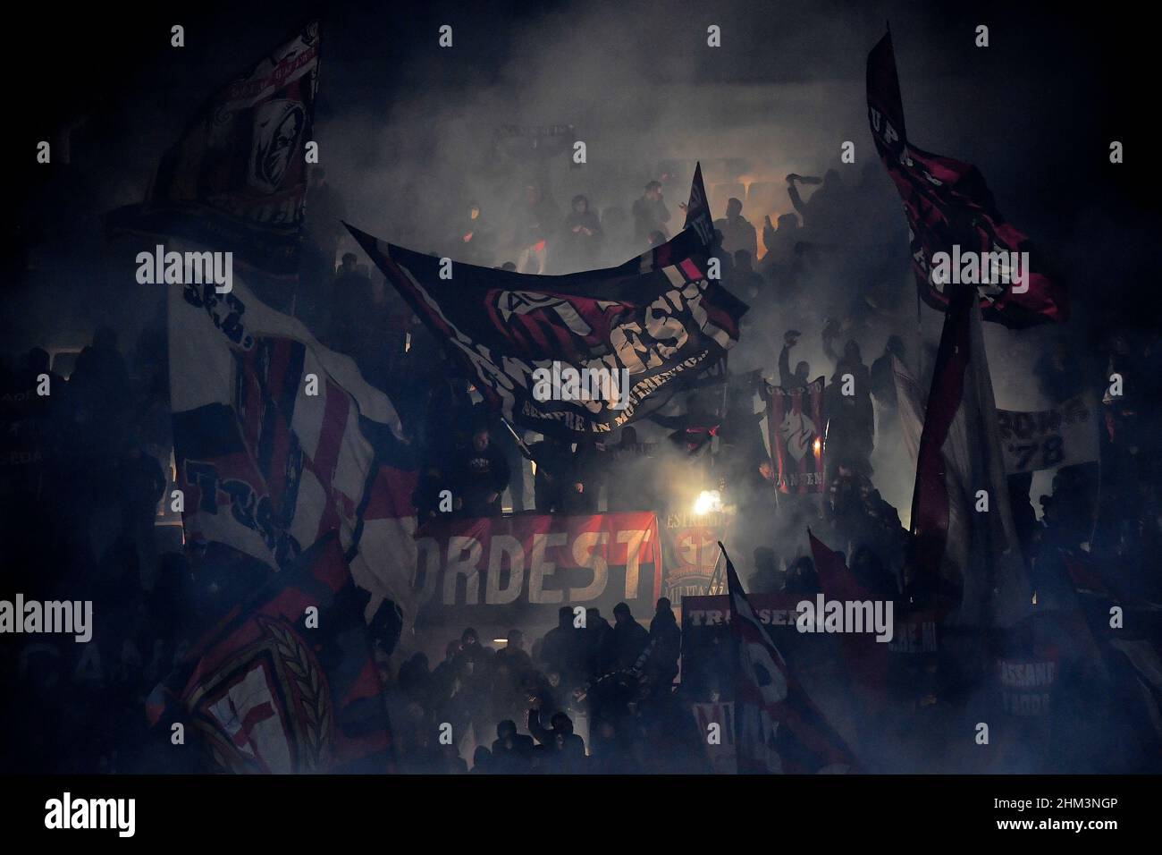 Mailand, Italien. 05th. Februar 2022. AC Mailand-Fans jubeln beim Fußballspiel der Serie A zwischen dem FC Internazionale und dem AC Mailand im San Siro-Stadion in Mailand (Italien) am 5th. Januar 2021 an. Foto Andrea Staccioli/Insidefoto Kredit: Insidefoto srl/Alamy Live News Stockfoto