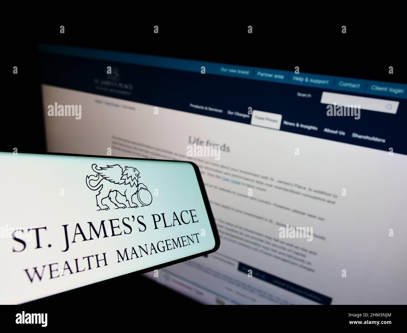 Handy mit Logo der britischen Firma St. James's Place plc auf dem Bildschirm vor der Business-Website. Konzentrieren Sie sich auf die Mitte rechts des Telefondisplays. Stockfoto