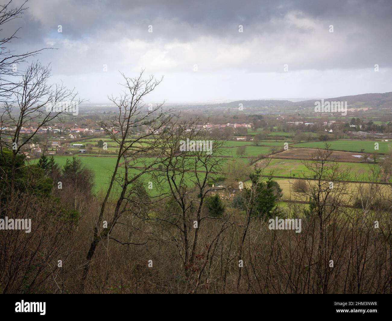 Der Blick vom Lookout am Nordhang von Dolebury Warren in den Mendip Hills über das Dorf Langford, North Somerset, England. Stockfoto