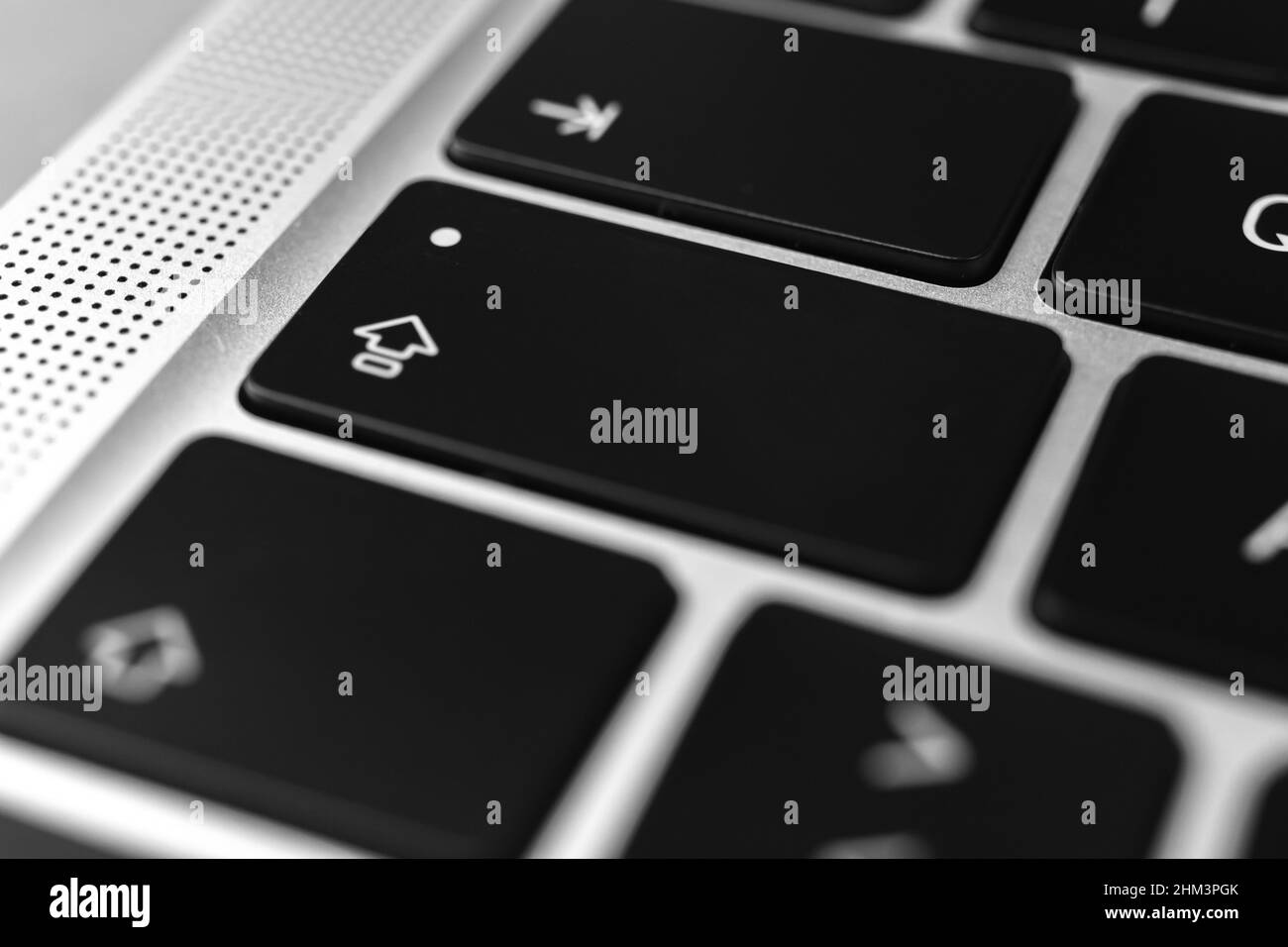 CapsLock-Taste und -Taste auf der Tastatur. Großaufnahme mit Feststelltaste. Moderner Laptop, Kommunikationskonzept Foto Stockfoto