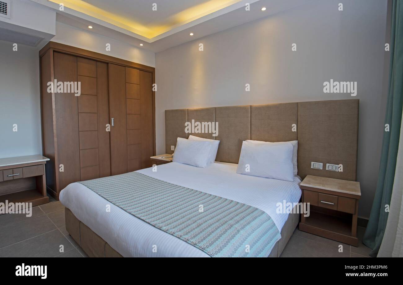 Doppelbett in einer Suite eines Luxushotels mit moderner Einrichtung und Inneneinrichtung Stockfoto