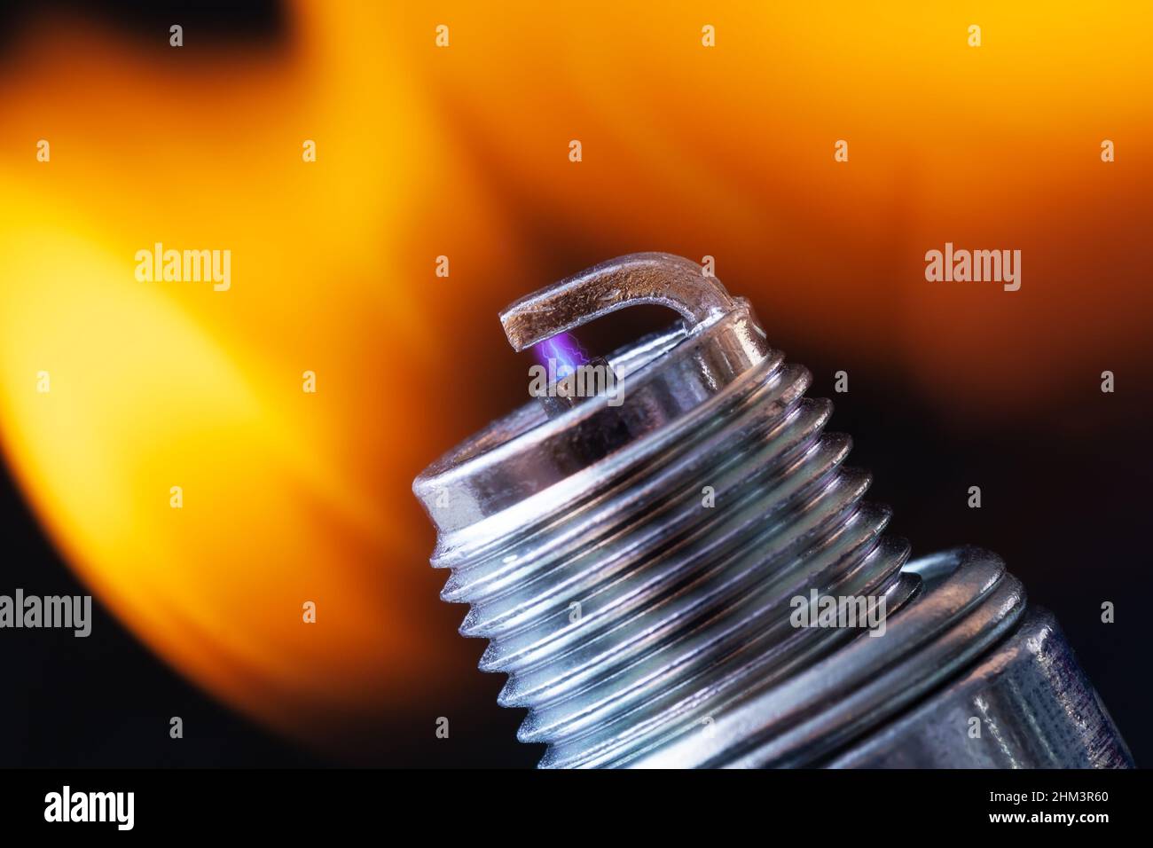 Ein Funke in der Zündkerze eines Benzinmotors entzündet das Kraftstoffgemisch. Makrofotografie. Stockfoto