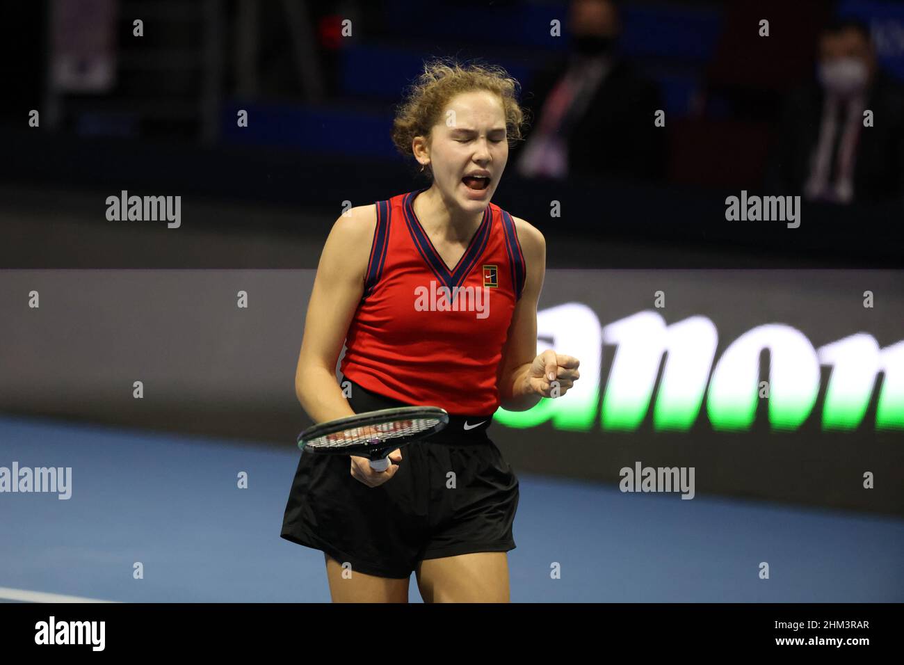 Erika Andreeva aus Russland reagiert während des St. Petersburger Ladies Trophy 2022 Tennisturniers gegen den Deutschen Jule Niemeier.Endstand; Erika Andreeva 1:2 Jule Niemeier. Stockfoto