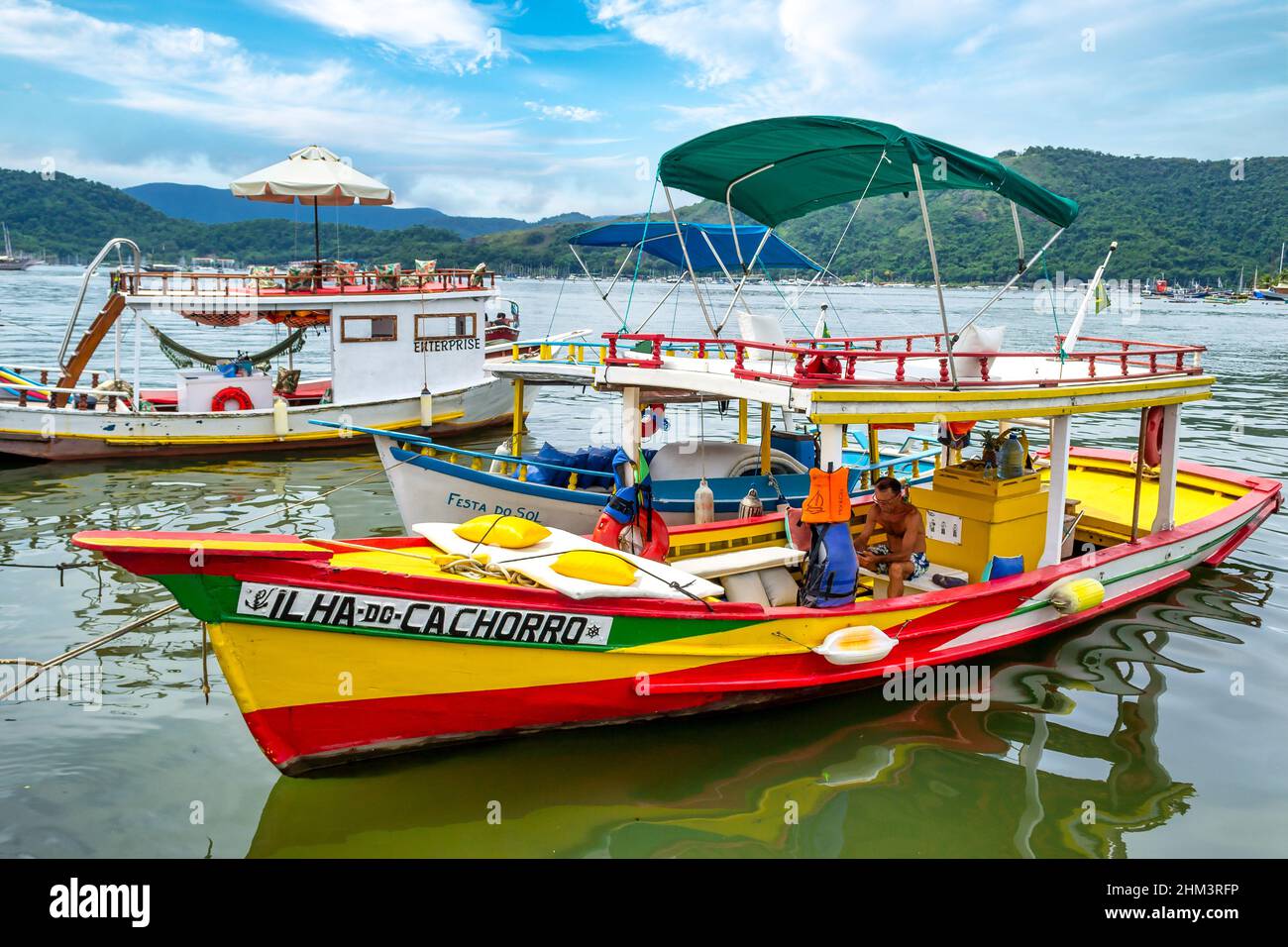 Machen Sie eine Bootstour in der Uferpromenade. Sie sind eine Haupteinnahmequelle für Einheimische. Paraty ist eine Kolonialstadt oder ein Dorf, das eine wichtige Touristenattraktion ist Stockfoto