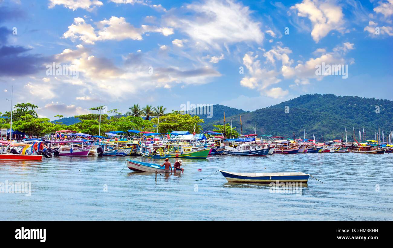 Machen Sie eine Bootstour in der Uferpromenade. Sie sind eine Haupteinnahmequelle für Einheimische. Paraty ist eine Kolonialstadt oder ein Dorf, das eine wichtige Touristenattraktion ist Stockfoto