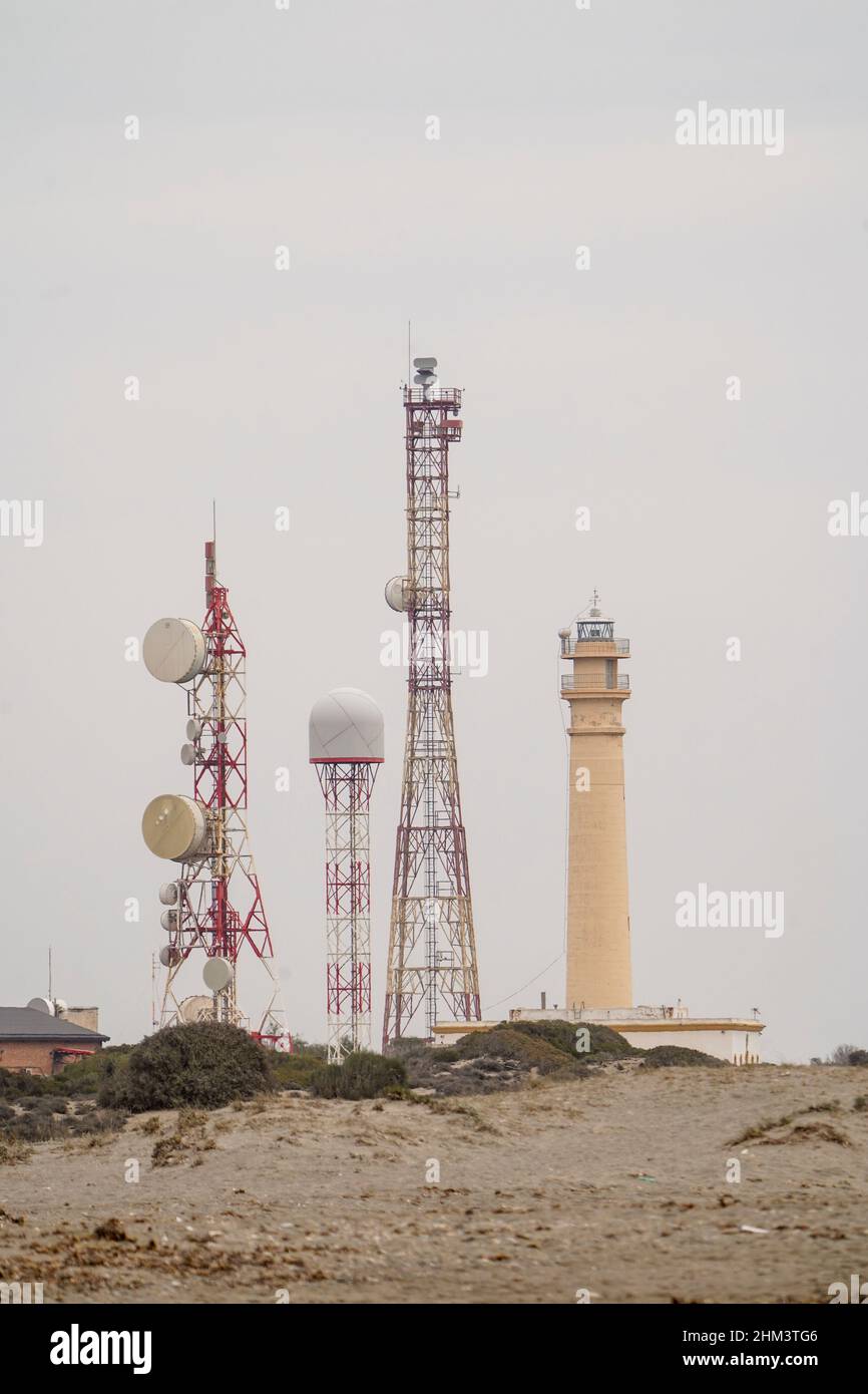 Leuchtturm und Kommunikationstürme in Punta Entinas-Sabinar, Naturschutzgebiet, Almeria, Spanien. Stockfoto