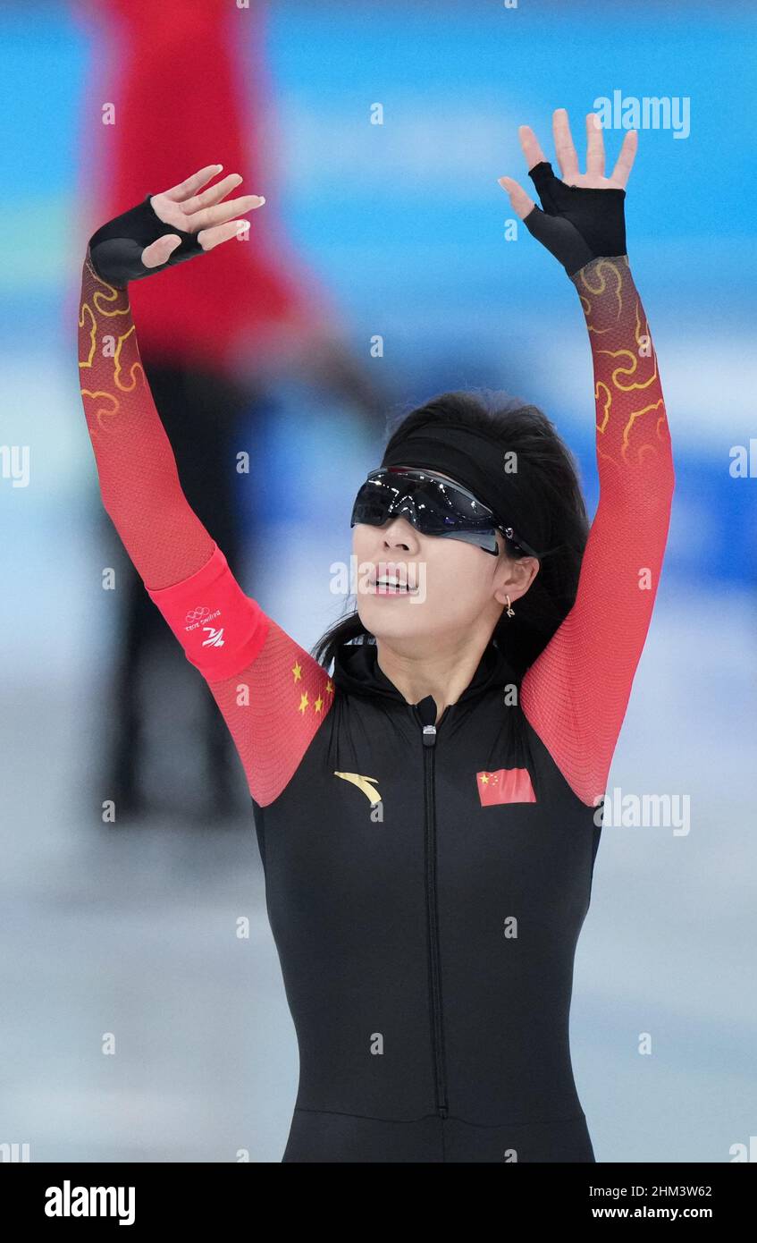 Peking, China. 7th. Februar 2022. Adake Ahenaer aus China reagiert während des 1500-m-Eisschnelllauf-Damenmatches beim National Speed Skating Oval in Peking, der Hauptstadt Chinas, am 7. Februar 2022. Quelle: Zhou Mi/Xinhua/Alamy Live News Stockfoto