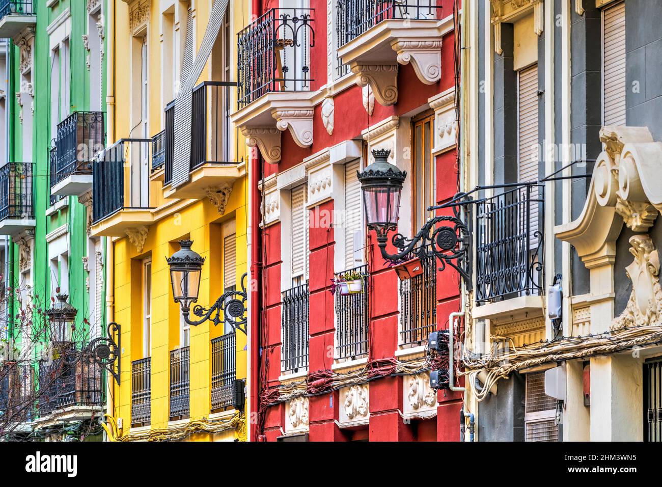 Farbenfrohe Gebäude in einer Straße von Ruzafa, Valencia, Spanien Stockfoto