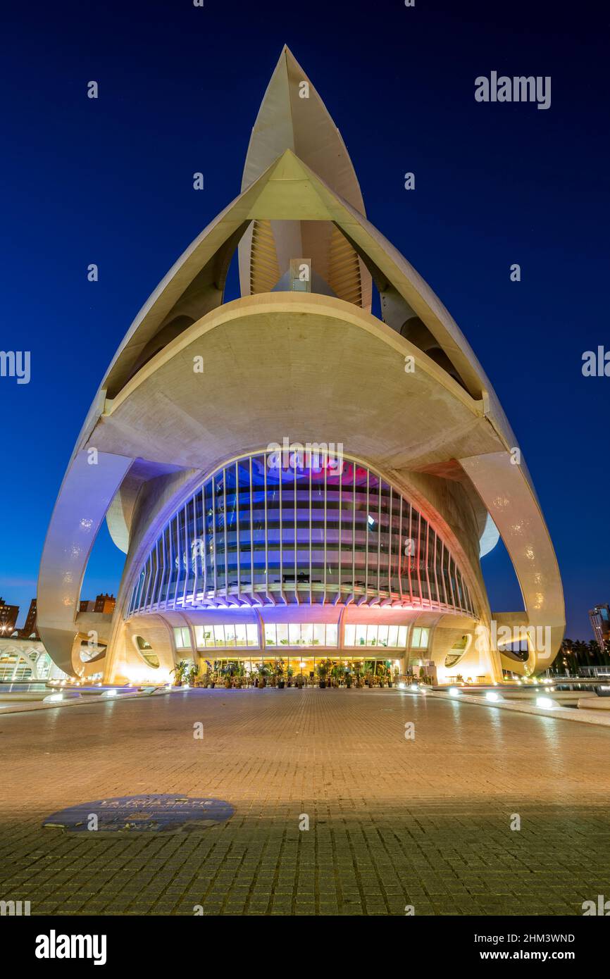 Palau de les Arts Reina Sofia Opernhaus bei Nacht, Stadt der Künste und Wissenschaften (Ciudad de las Artes y las Ciencias), Valencia, Spanien Stockfoto
