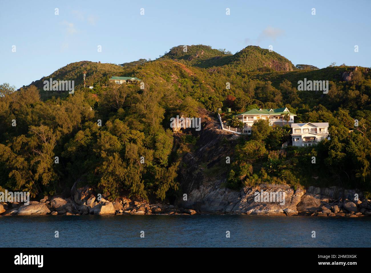 Luxuriöse Häuser am Meer an der Küste von Mahé Island, der Hauptinsel der Seychellen. Stockfoto