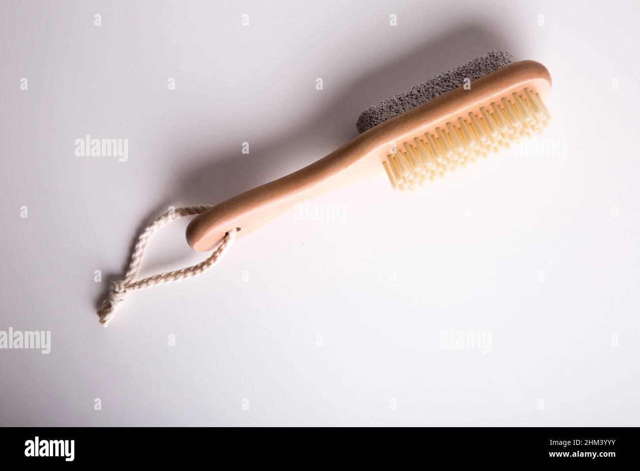 Set aus Waschlappen und Bürsten für die Hautpflege im Bad oder in der Sauna, Bürsten aus Naturborsten und Holz oder Bambus Stockfoto