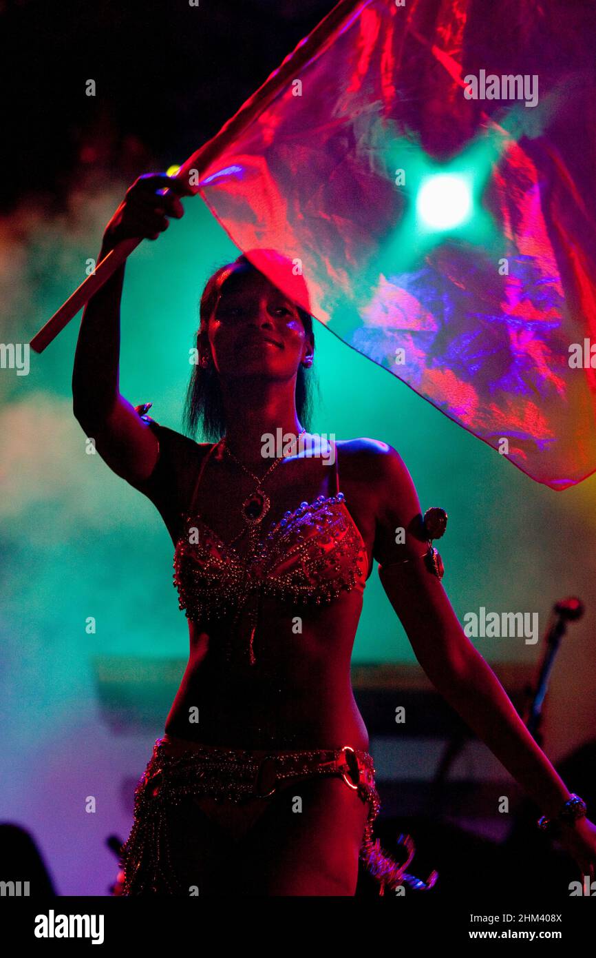 Darsteller auf der Bühne während der Abschlussnacht des Seychellen Karnevals. Stockfoto