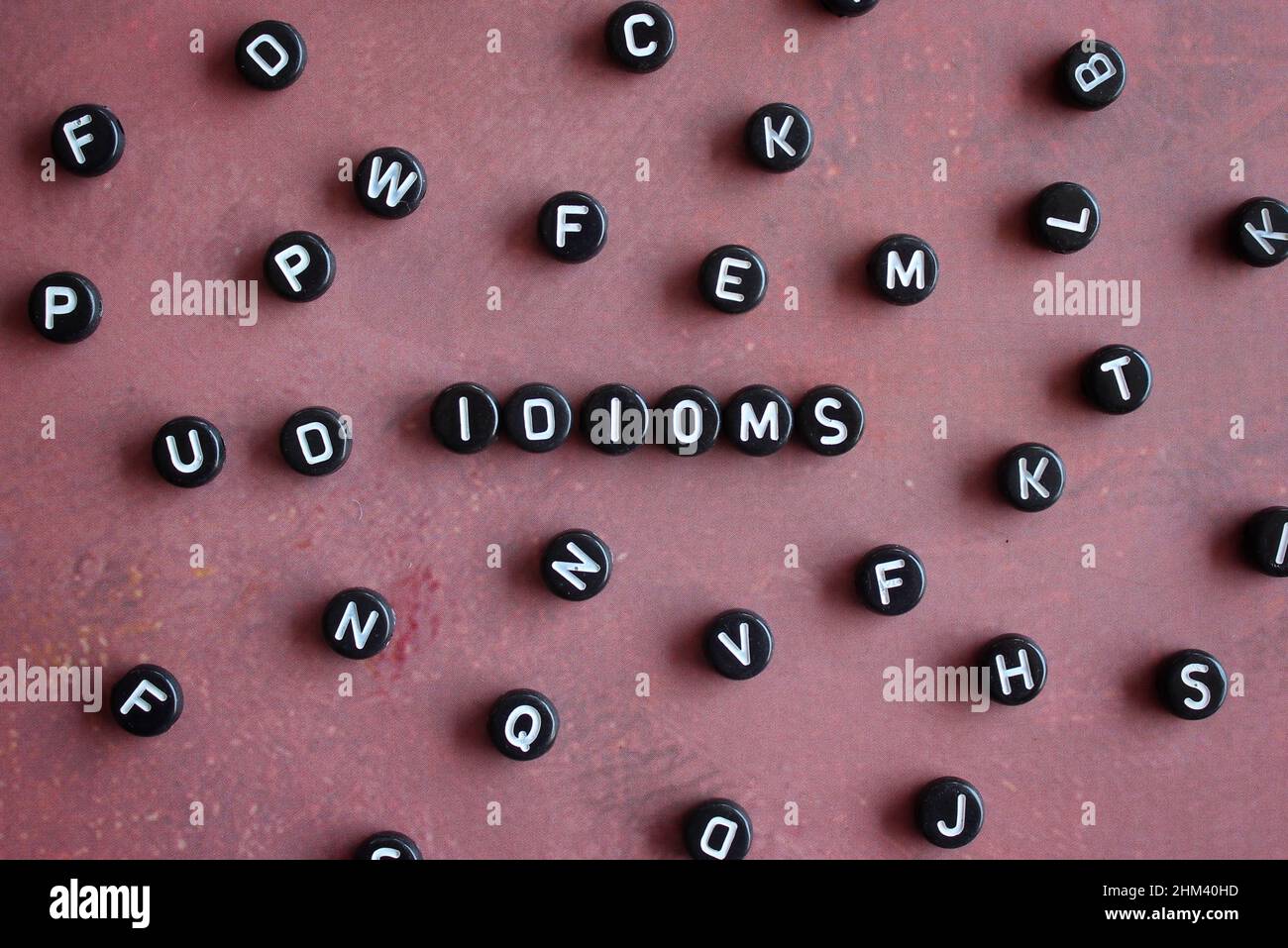 Draufsicht Bild von Alphabet Perlen mit Text IDIOMEN Stockfoto