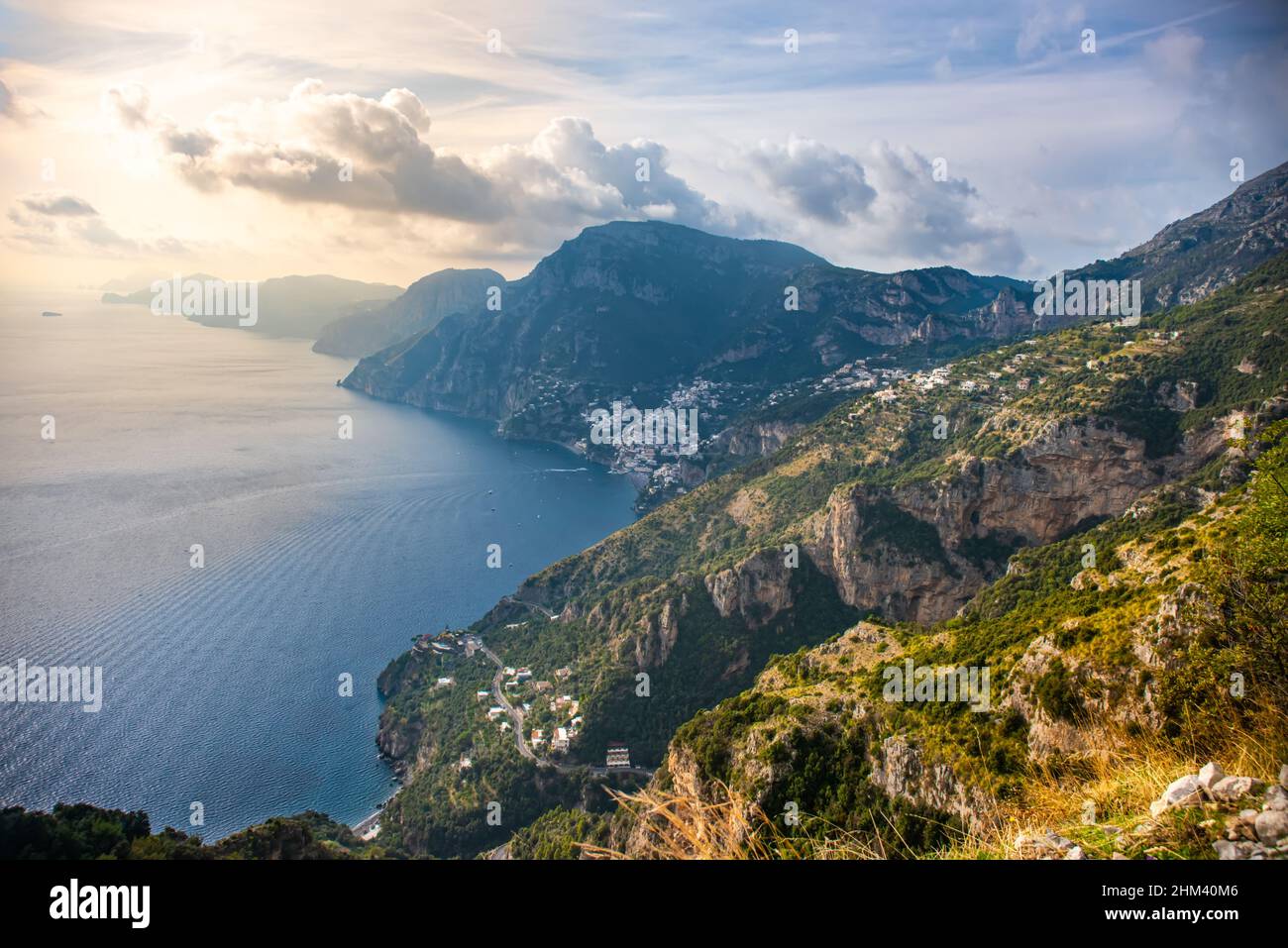 Positano Stadt und Küste bei Sonnenuntergang Stockfoto