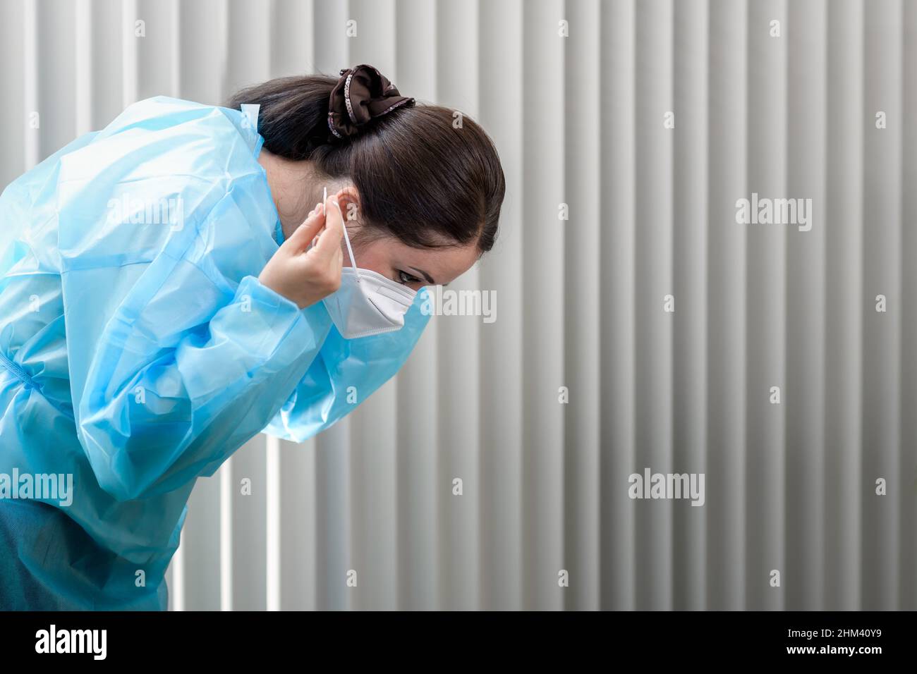 Arzt, der vor dem Besuch des Patienten in Südaustralien im Büro eine Covid-19 N95-Maske aufsetzt Stockfoto