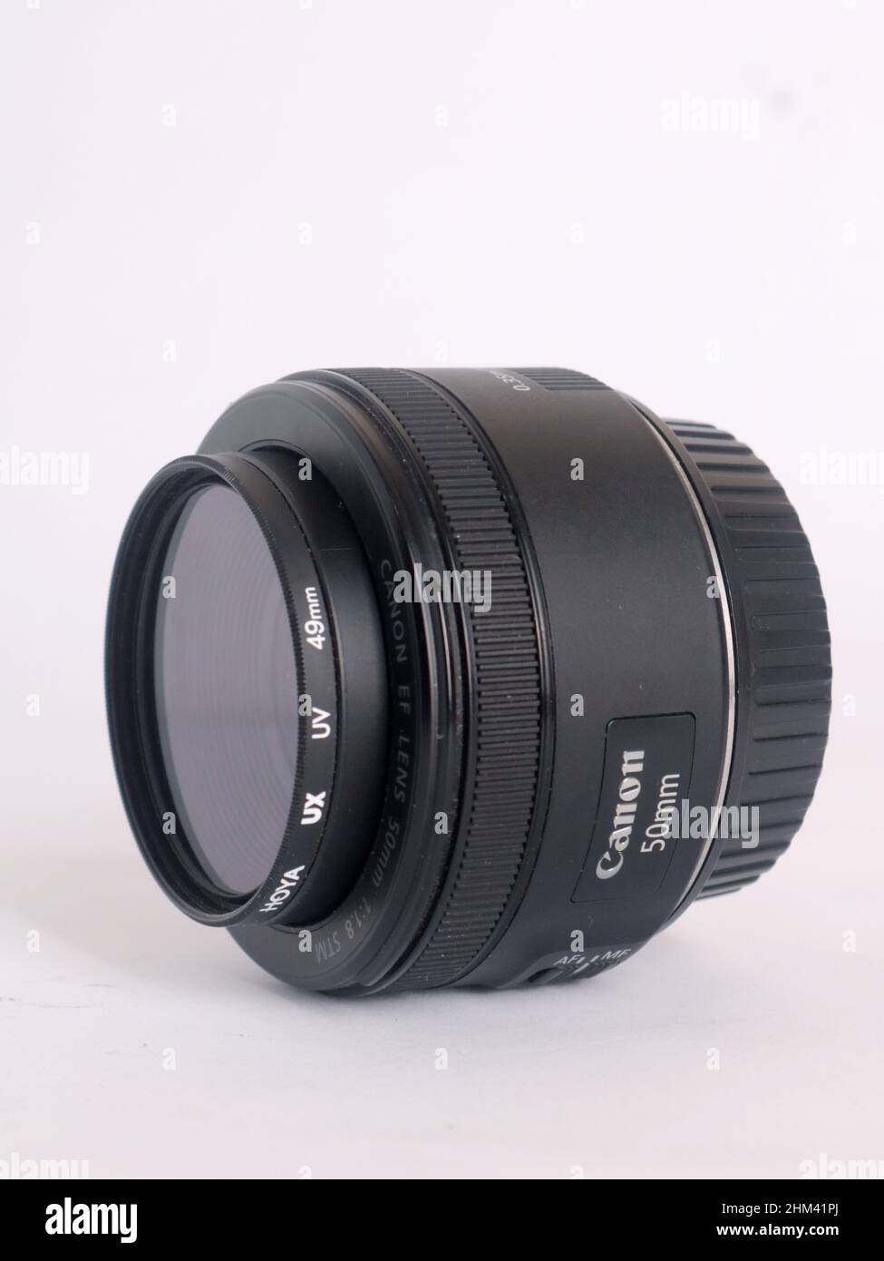 Canon Objektiv 50mm 1,4, DSLR-Kamera auf weißem Hintergrund Stockfoto