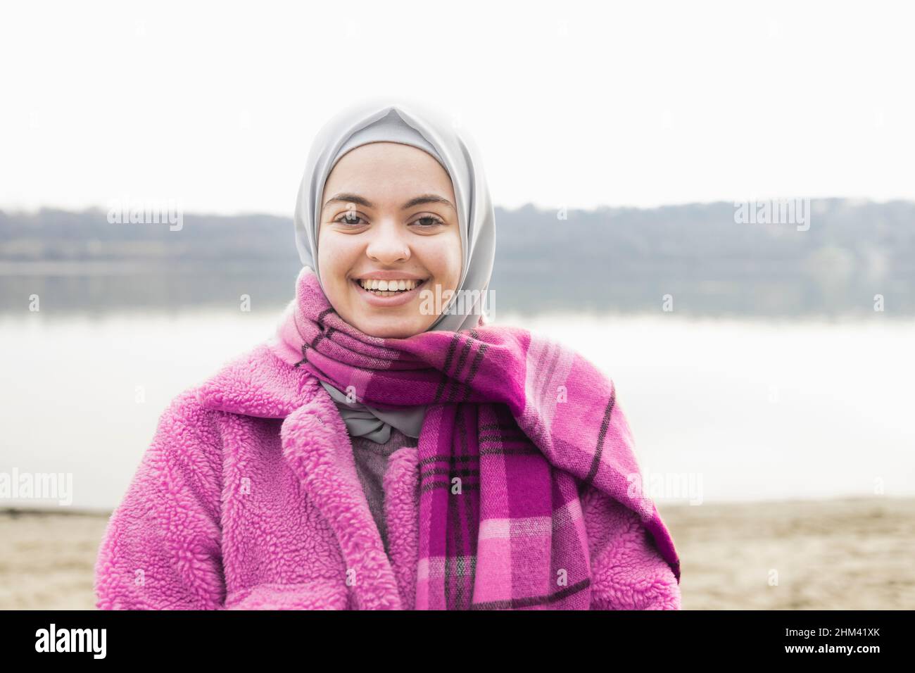 Porträt einer humorvollen Frau, die lächelt Stockfoto