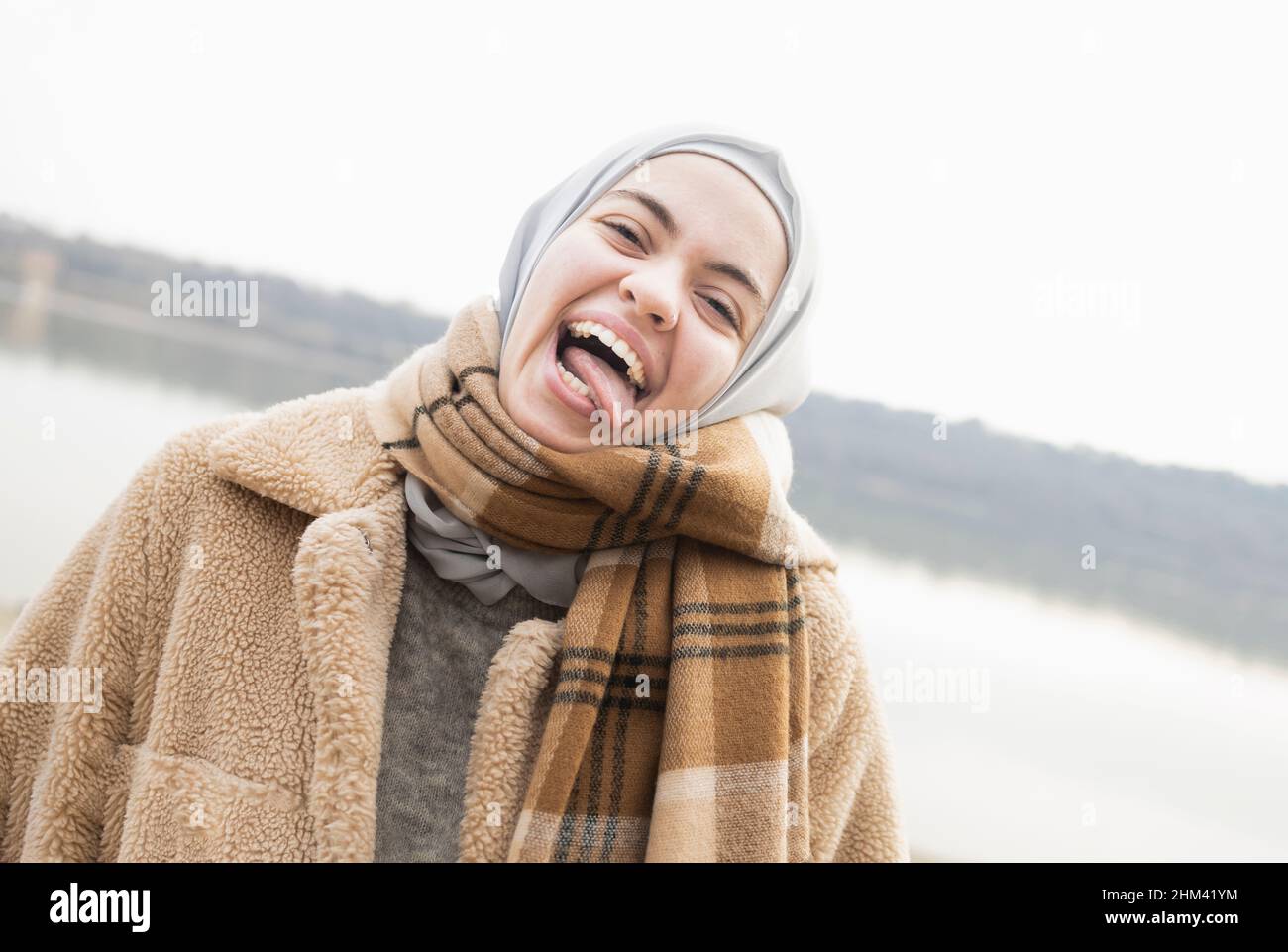 Junge Frau macht lustige Ausdrücke mit ihrem Gesicht Stockfoto
