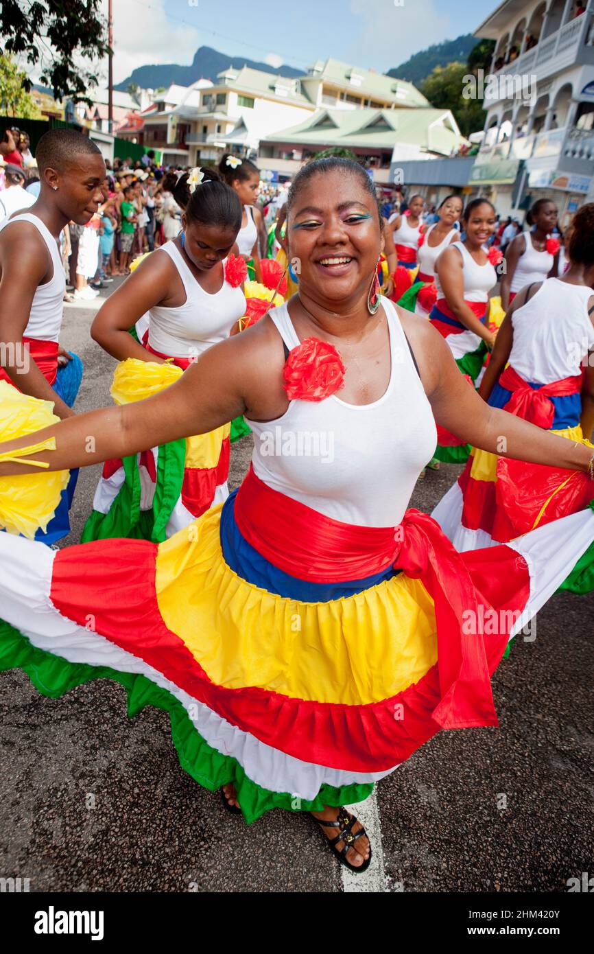 Junge Dame, die während des Karnevals auf den Seychellen auf der Straße tanzt. Stockfoto Junge Dame, die während des Karnevals auf den Seychellen auf der Straße tanzt. Stockfoto