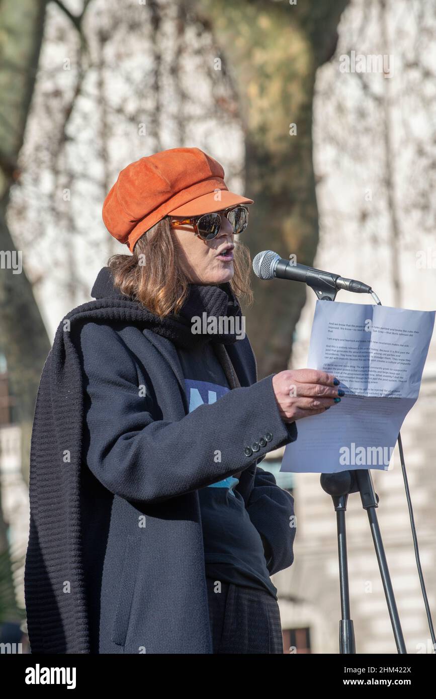 London, Großbritannien, 5th. Februar 2022. Catherine Mayer ist Mitbegründerin und Präsidentin der britischen Women's Equality Party, Autorin und Journalistin bei der Make Votes Matter-Kundgebung am Parliament Square in London und spricht sich gegen das Wahlgesetz der Tory-Regierung aus. Catherine Mayer kämpft für die Einführung einer proportionalen Vertretung im Unterhaus in Westminster. Stockfoto