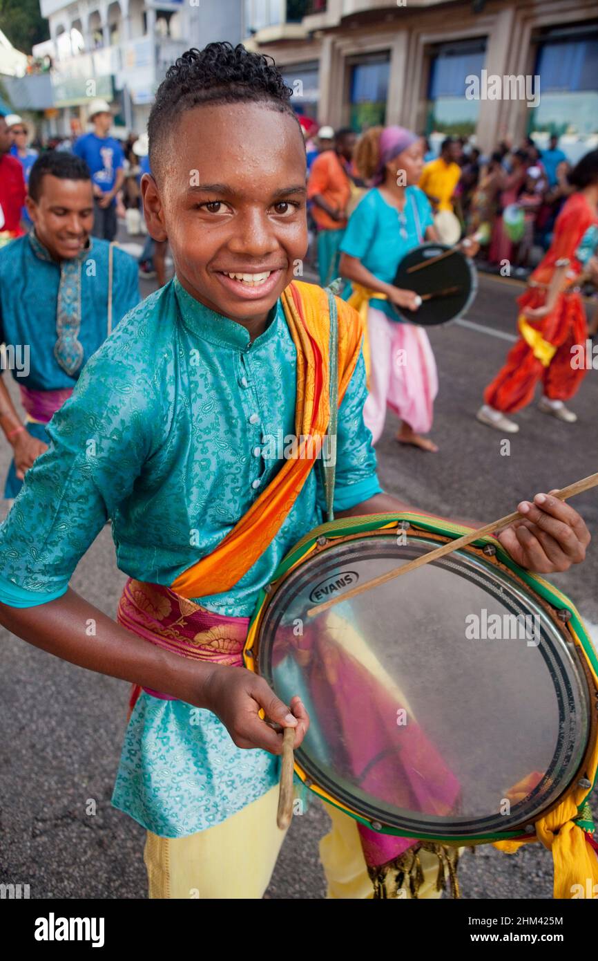 Junger Schlagzeugjunge, der während des Karnevals auf den Seychellen auf der Straße auftrat. Stockfoto