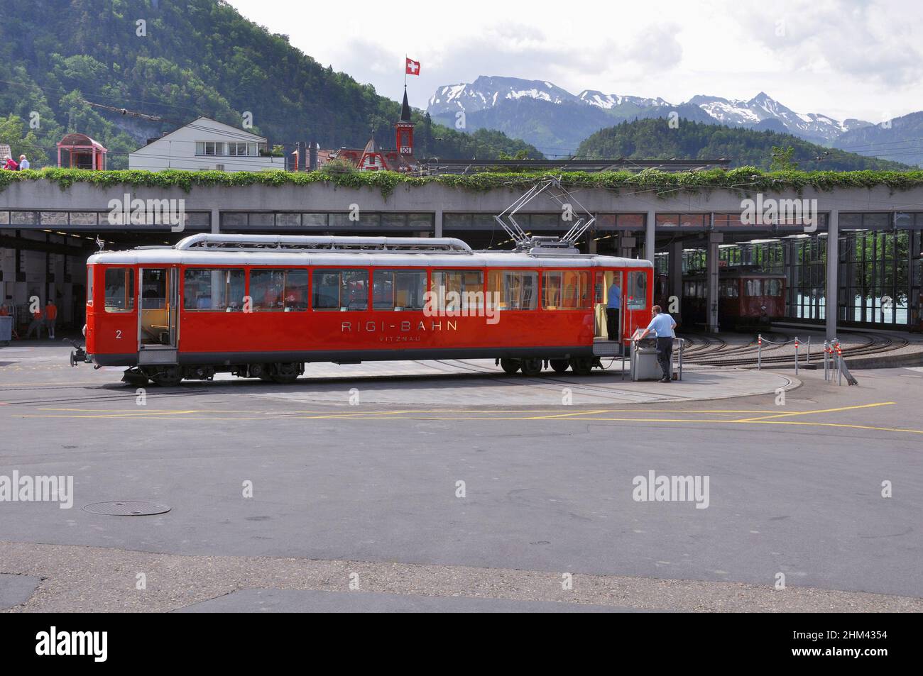 Vitznaus, Schweiz - 10. Juni 2010: PKW-Retrozug beim Depot. Stockfoto