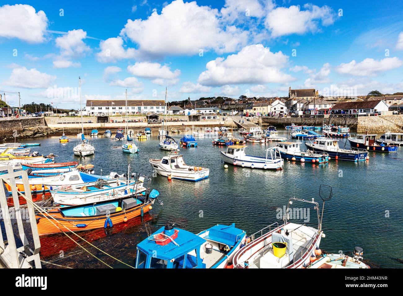 Porthleven ist eine Stadt, eine Gemeinde und ein Fischerhafen in der Nähe von Helston in Cornwall, England, Großbritannien. Als südlichster Hafen in Großbritannien Stockfoto