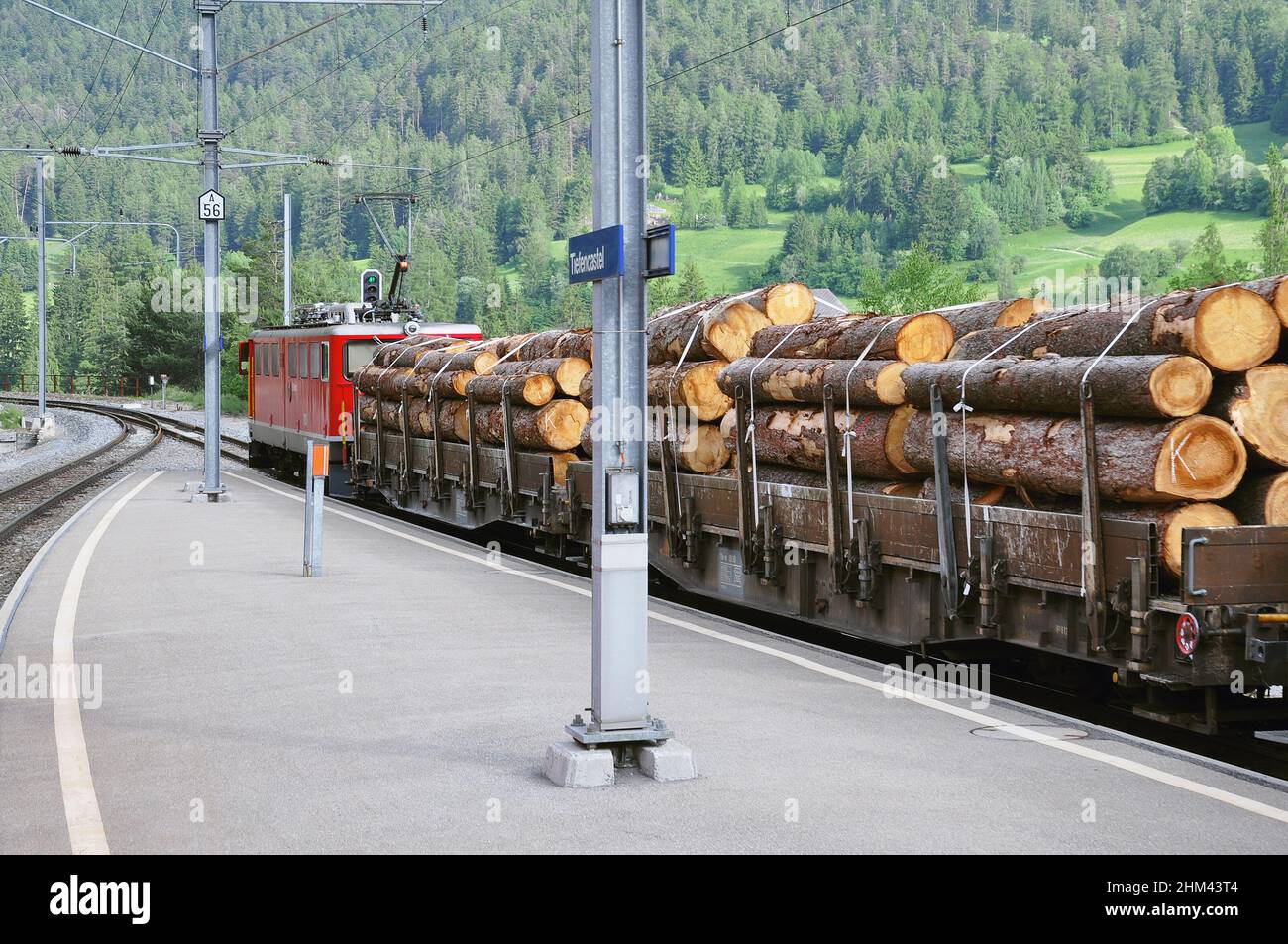 Güterzug fährt von Chur nach St. Moritz. Stockfoto