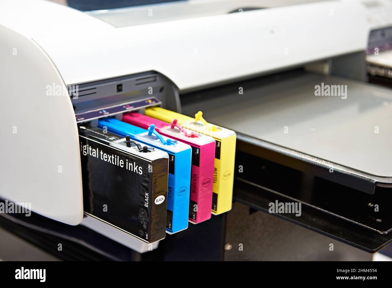 Farbpatronen im Drucker für Textilien Stockfoto