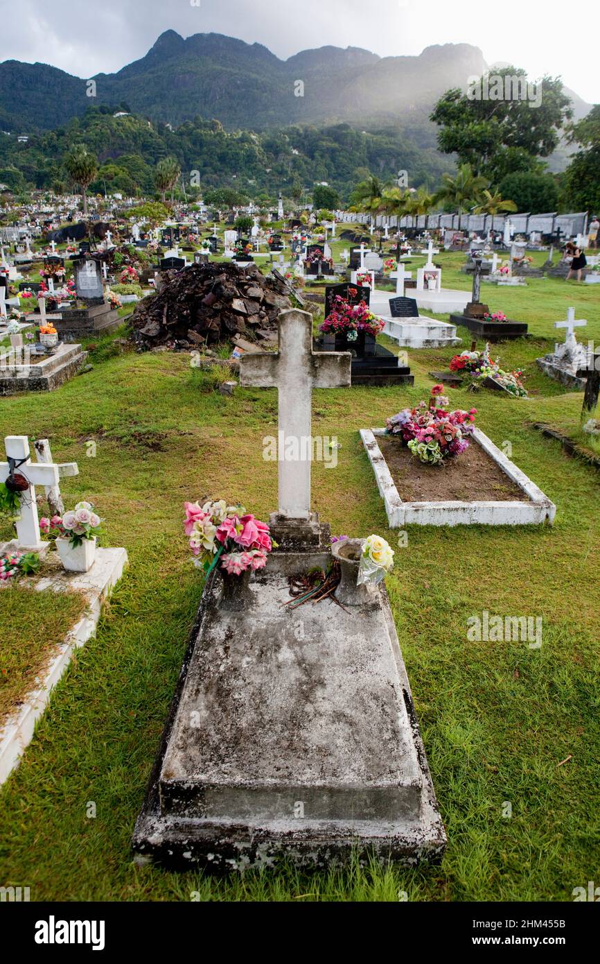 Grabstein auf dem Friedhof Mont Fleuri in Victoria, Mahe Island, Seychellen. Stockfoto