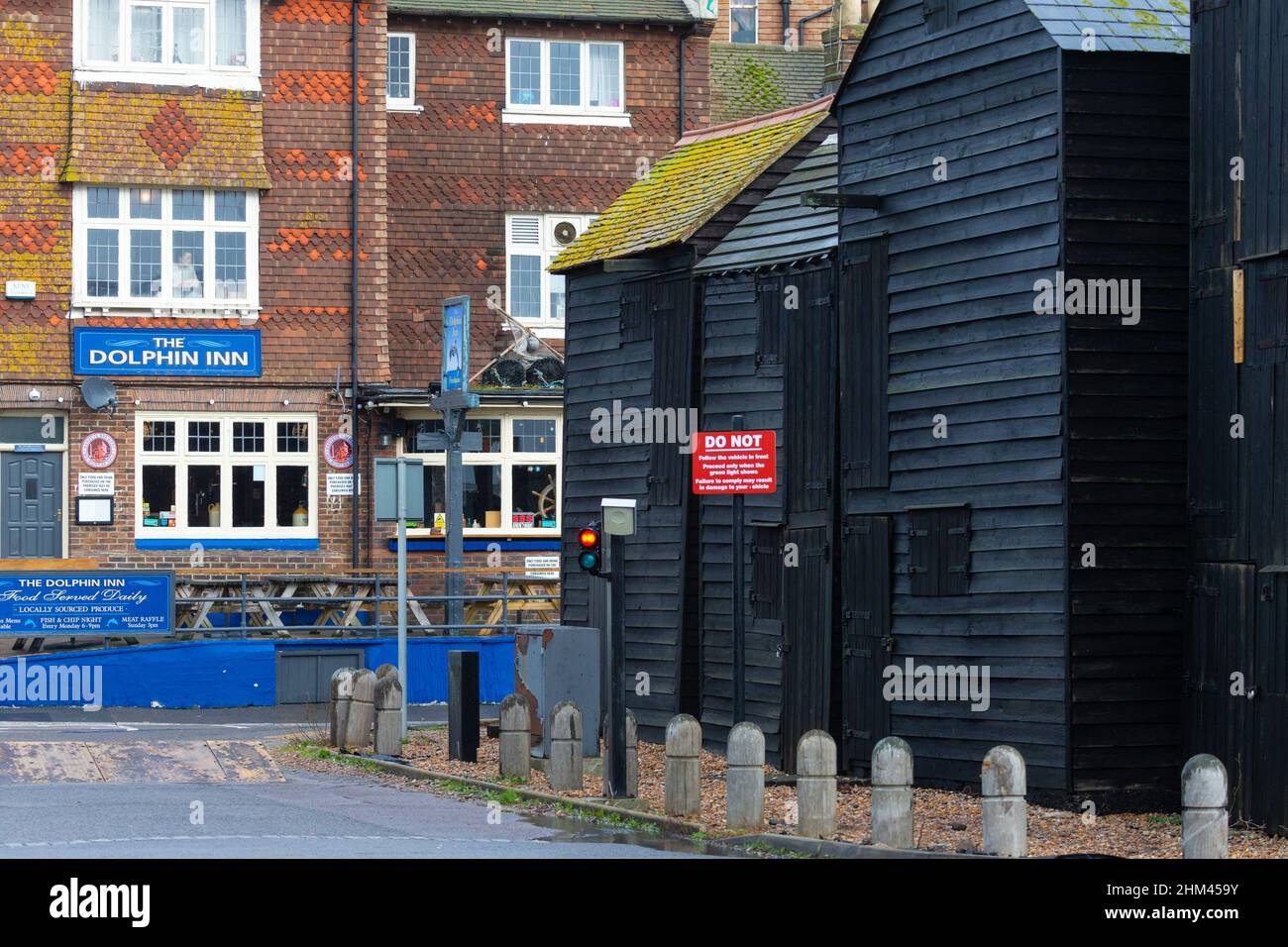 The Dolphin Inn Pub and Fishermen net Huts, hastings, East sussex, großbritannien Stockfoto
