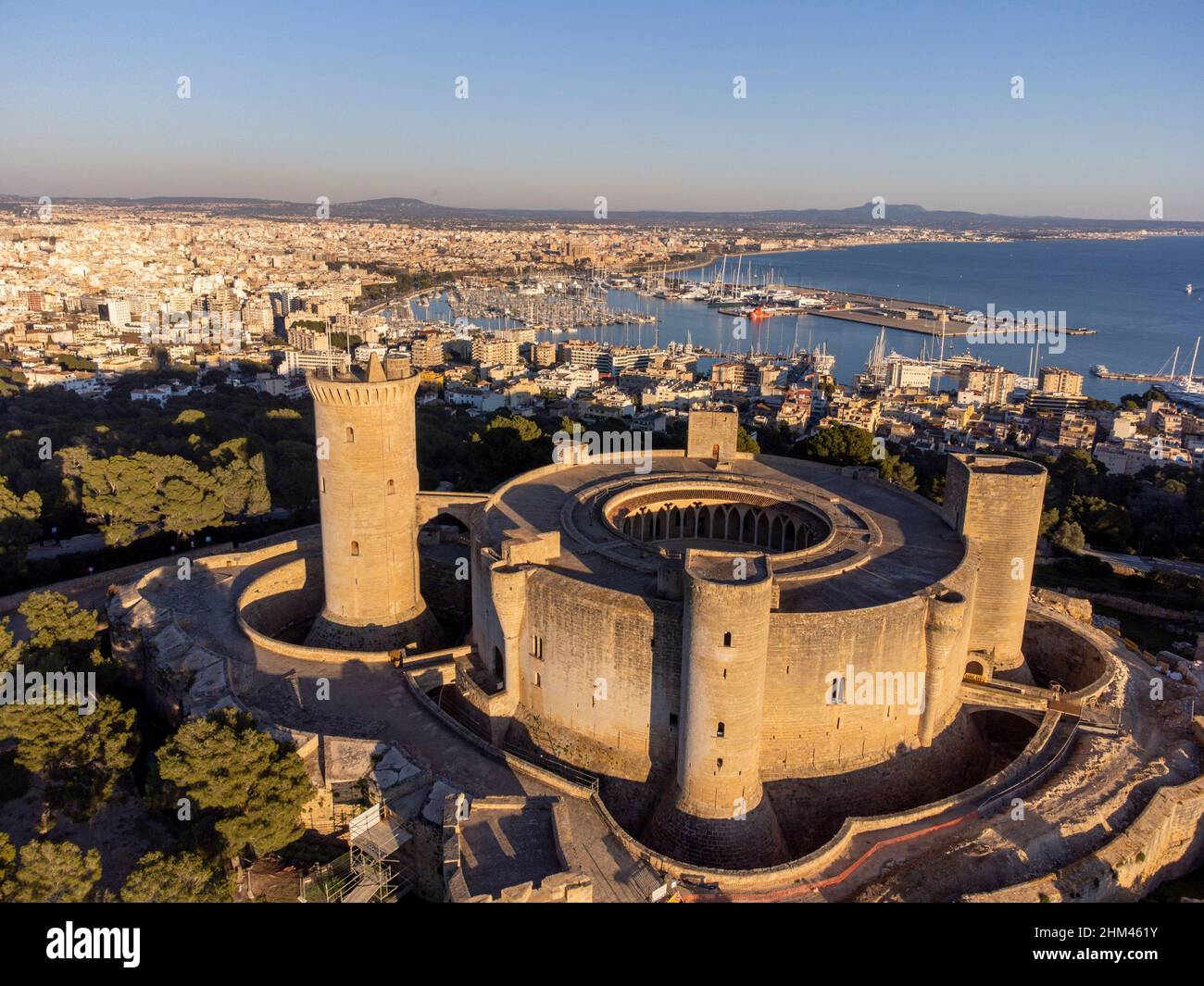 Schloss Bellver und die Stadt Palma im Hintergrund, Mallorca, Balearen, Spanien Stockfoto