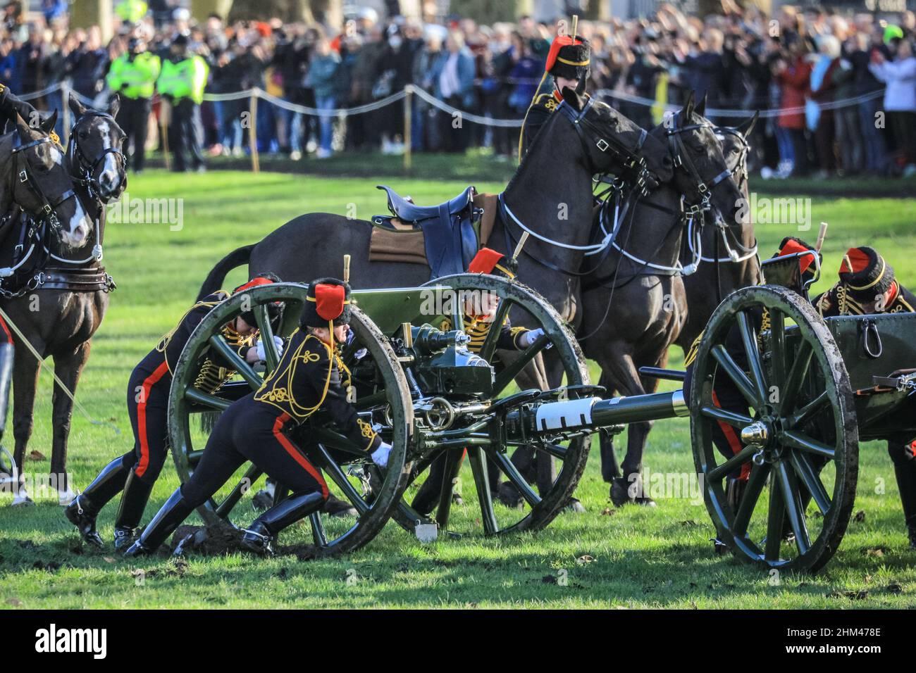 London, Großbritannien. 6th. Februar 2022. Die Königstruppe Royal House Artillery feuern einen 41 Gun Salute (21 Runden, plus 20 zusätzliche Runden in den Royal Parks). Gestern war es 70 Jahre her Majestät der Königin, dass sie zum Thron aufgenommen wurde, und der Beginn eines Jahres der Feierlichkeiten zu ihrem Platin-Jubiläum, und als das Datum auf einen Sonntag fiel, wird der königliche Gruß am folgenden Tag abgefeuert. Die Band der Grenadier Guards spielt in der Nähe der Feuerposition feierliche Musik. Kredit: Imageplotter/Alamy Live Nachrichten Stockfoto