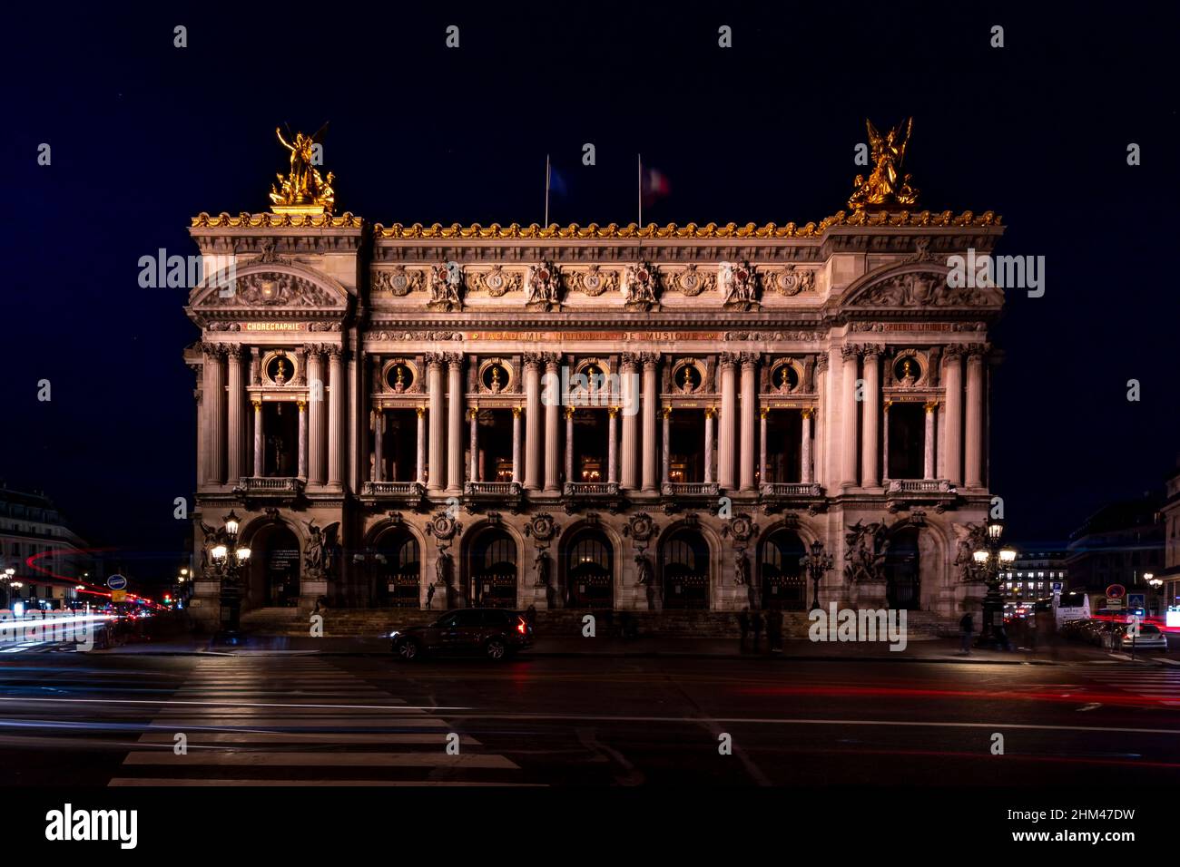 Paris, Frankreich - 9. Januar 2022: Wundervolle Opéra Garnier in Paris. Es ist ein Nationaltheater mit der Berufung, eine Akademie der Musik, choreograp Stockfoto