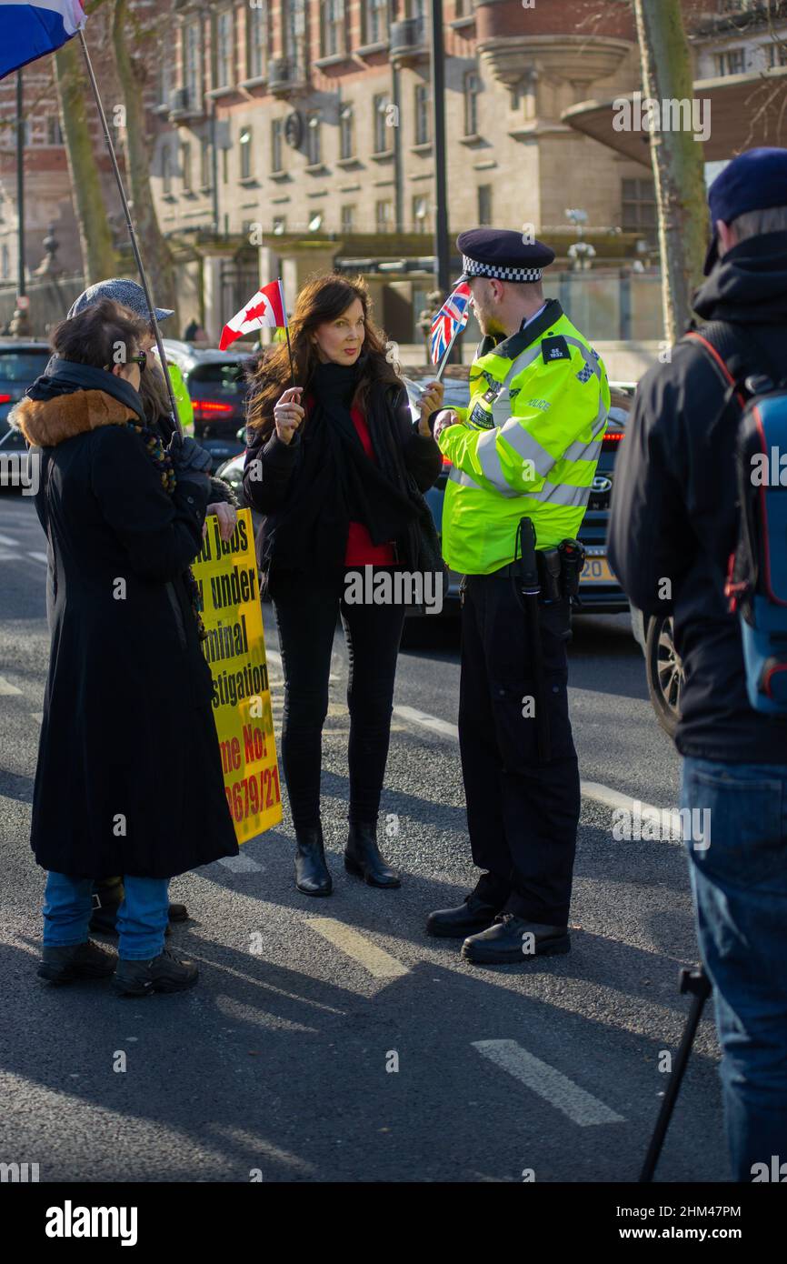 London, Großbritannien. 7th. Februar 2022. Anti-Vaxxer demonstrieren am Ufer. Anti-Vaxxers aus London begrüßen einen Konvoi von Anhängern am Ufer. Kredit: Peter Hogan/Alamy Live Nachrichten Stockfoto