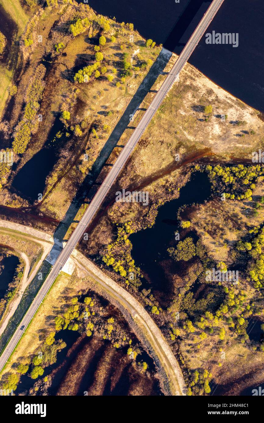 Straße durch Feuchtgebiete Luftaufnahme. Brücke über die Überschwemmungsgebiete des Pripyat-Flusses von oben Stockfoto