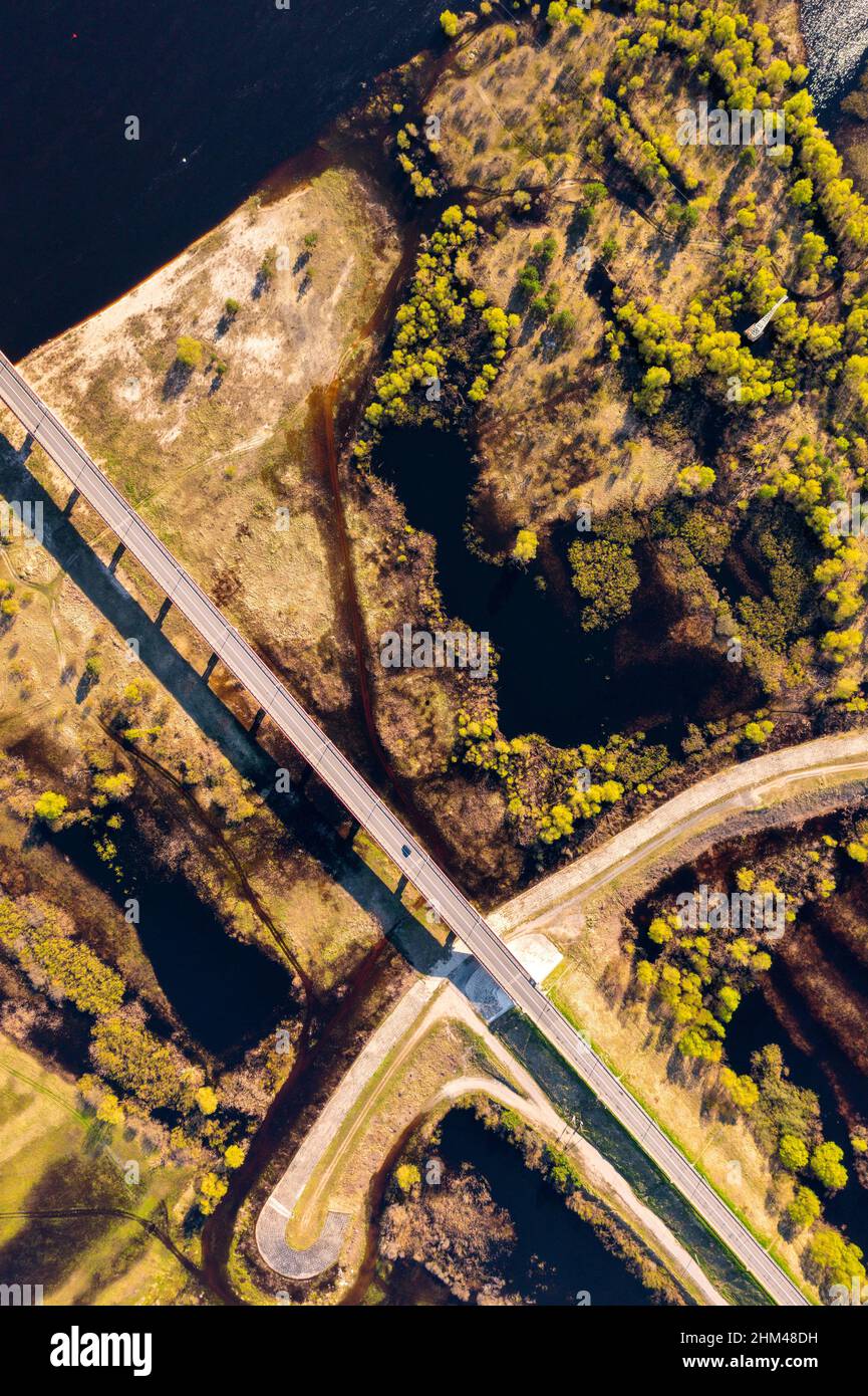 Auenlandschaften mit Autobahnrassen von oben. Flussbett-Antenne des Pripyat-Flusses Stockfoto