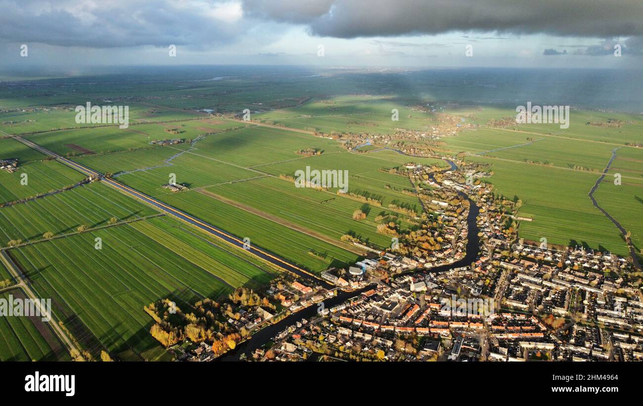 Droneview aus dem kleinen Dorf Giessenburg Stockfoto